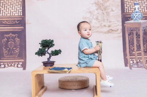 果洛宝宝边吃奶边挣扎烦躁